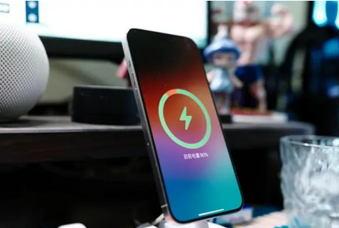 南芬苹果15换屏服务分享用什么充电器给iPhone15充电更好 